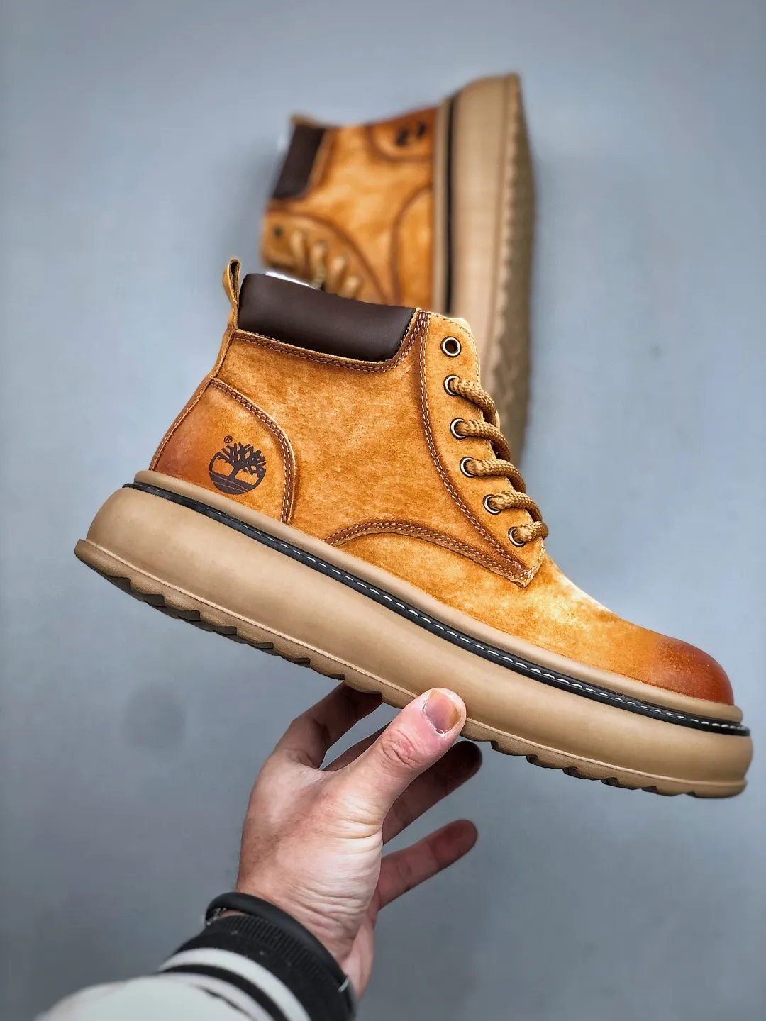Welfare special offer 💰480 Timberland Timberland new autumn and winter products must-have outdoor casual rhubarb boots series in autumn and winter #Guangdong Dachang quality original box original packaging fashionable and trendy matching The fabric is made of Italian 🇮🇹 top-grade frosted fine-grained cowhide lightweight outsole with anti-odor and anti-corrosion genuine leather latex insoles The outsole and hardware are all made from OEM raw materials Same as the original Goodyear glue process Good products do not kill pigs The quality of the first order is strictly controlled. Exclusively launched on the entire network. The quality is beyond doubt. The whole set is packaged in the same official website to give you a perfect wearing experience. The quality is exquisite and durable. A must-have for sportsmen. Specially designed to handle whether it is handsome or not. High-quality and first-class foot feel. This winter, it is specially used for cold protection and outdoor use. It can be matched casually in daily life. Size: 38-44 (leather shoe size)
